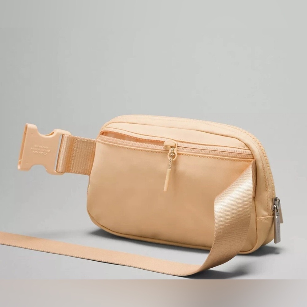 Lululemon Everywhere Belt Bag 1L Unisex OS Peach Tan Good Adjustable Strap - Picture 2 of 6